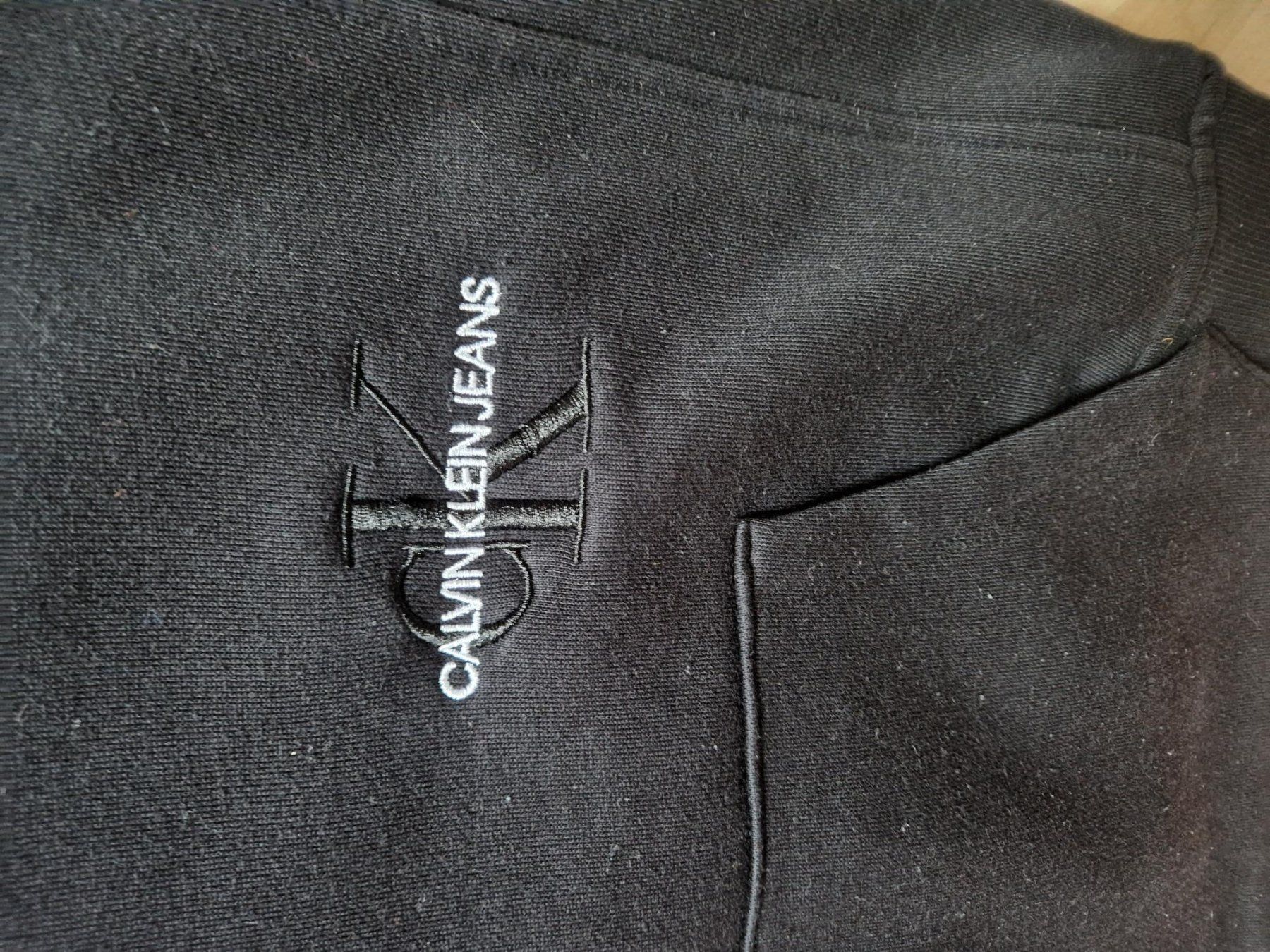 Calvin Klein Pullover & Sweatshirts: Calvin Klein Jeans Hoodie, S – Gebraucht aus Obergösgen von js9_h6hp 1