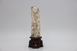 Antike Skulptur aus Bein Frau mit Drache Japan Schnitzerei