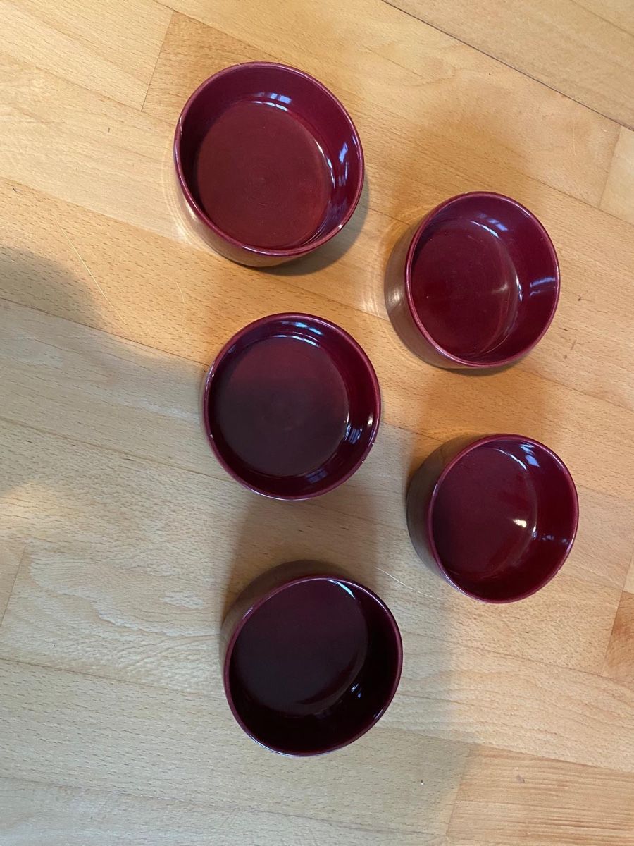 Schalen: weinrote Keramikschälchen – Gebraucht aus Zürich von GillesLeChercheur 1