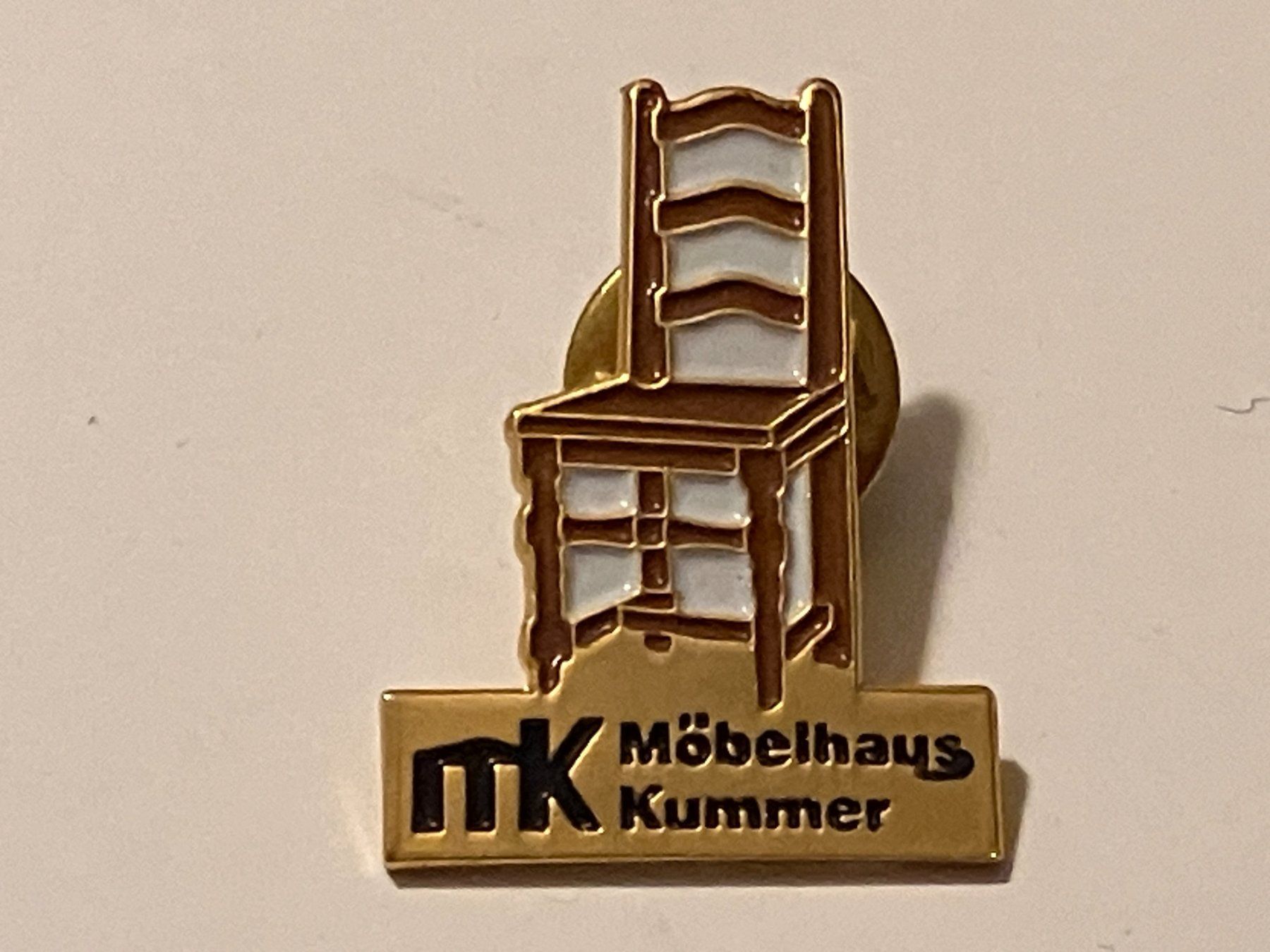 Placchette & Badge: 1 Pin MK Möbelhaus Kummer – Usato da Basel venduto da djwwpp