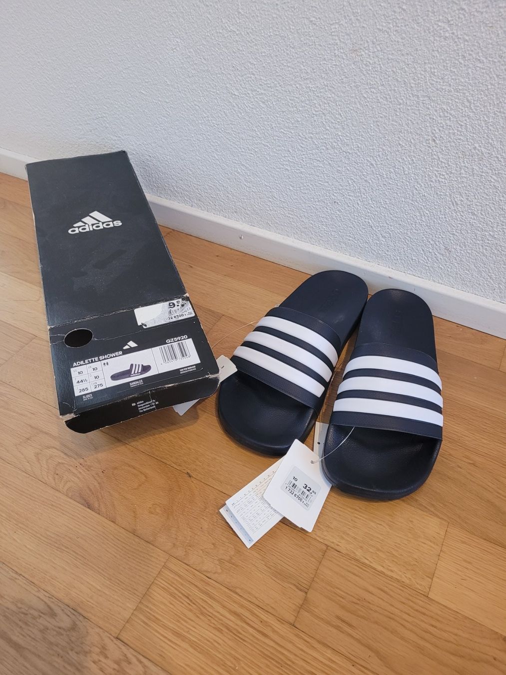 Adidas Herrenschuhe: Adidas Adiletten NEU 44.5 – Neu und originalverpackt aus Brunnen von