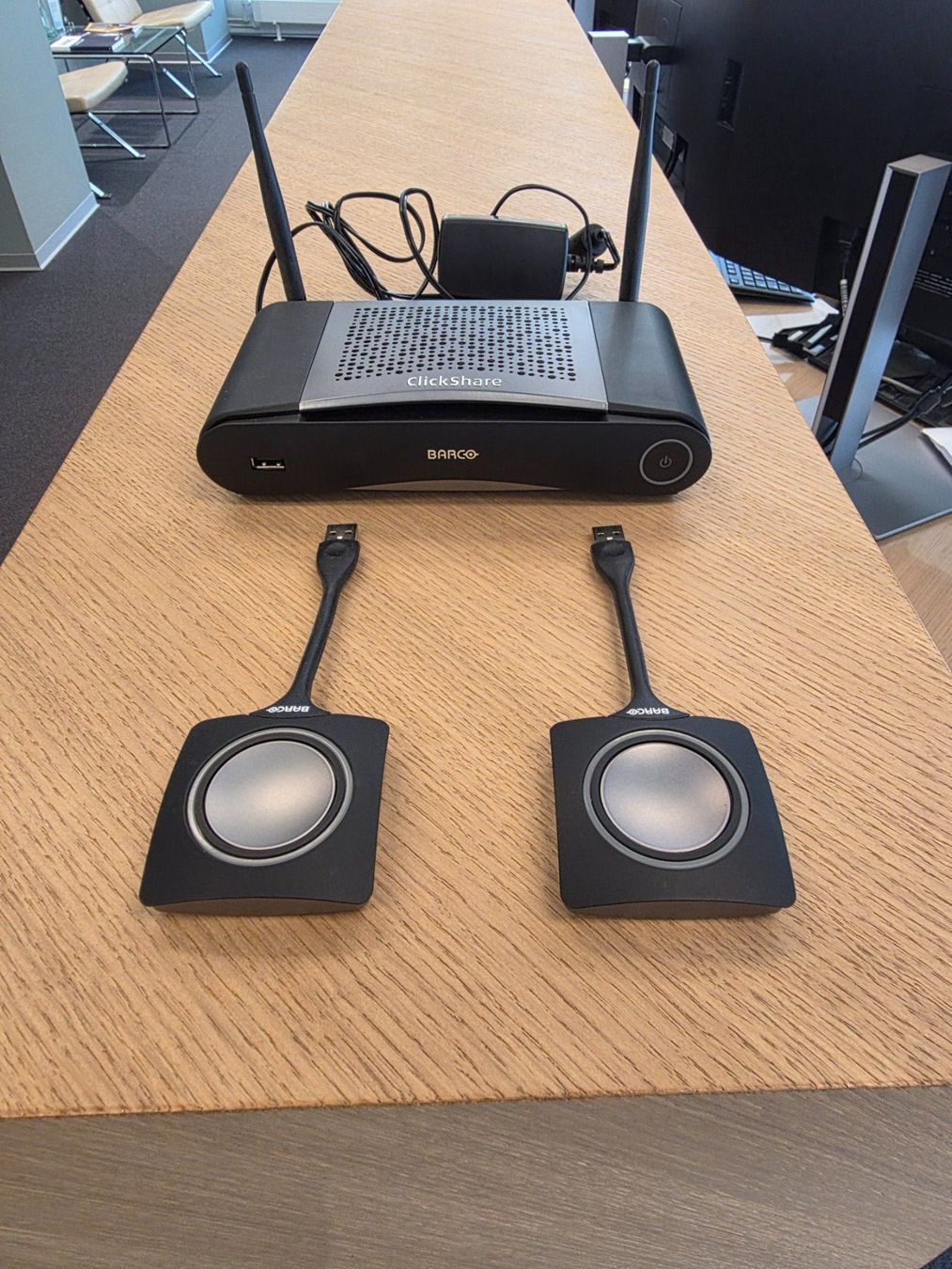 Barco Laufwerke & Adapter: Barco ClickShare CSE-200 Set mit 2 USB- Dongle und Netzteil – Gebraucht aus Zürich von rcu_9rpf