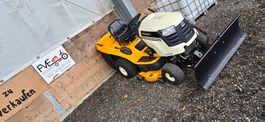Cub Cadet Rasentraktor mit Schneepflug,