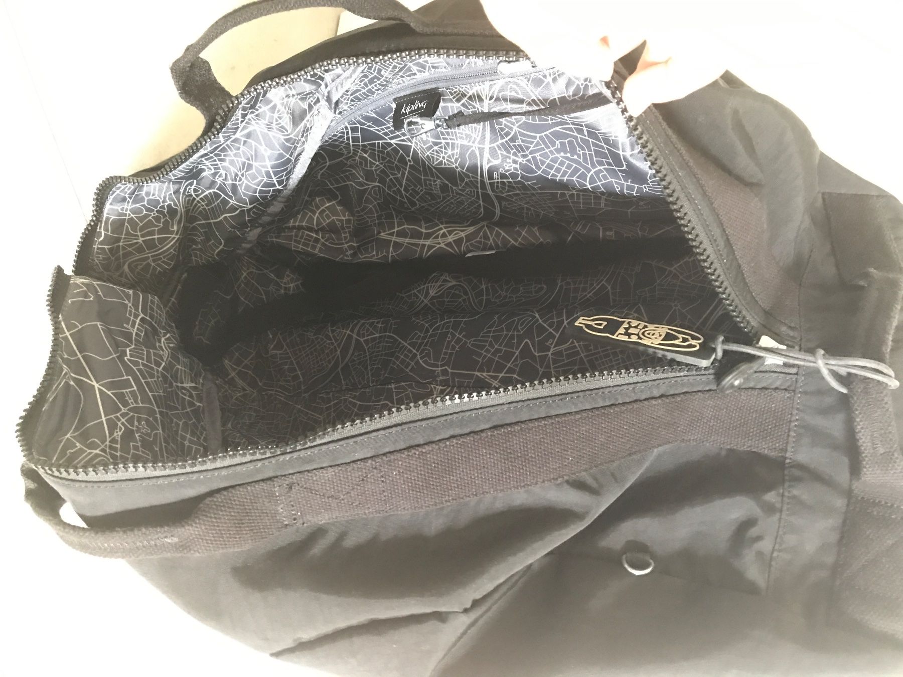 Kipling Borse: KIPLING Devin On Wheels Trolley Tasche mit Rollen Schwarz – Nuovo (secondo la descrizione) da Glattfelden venduto da Danshari 7