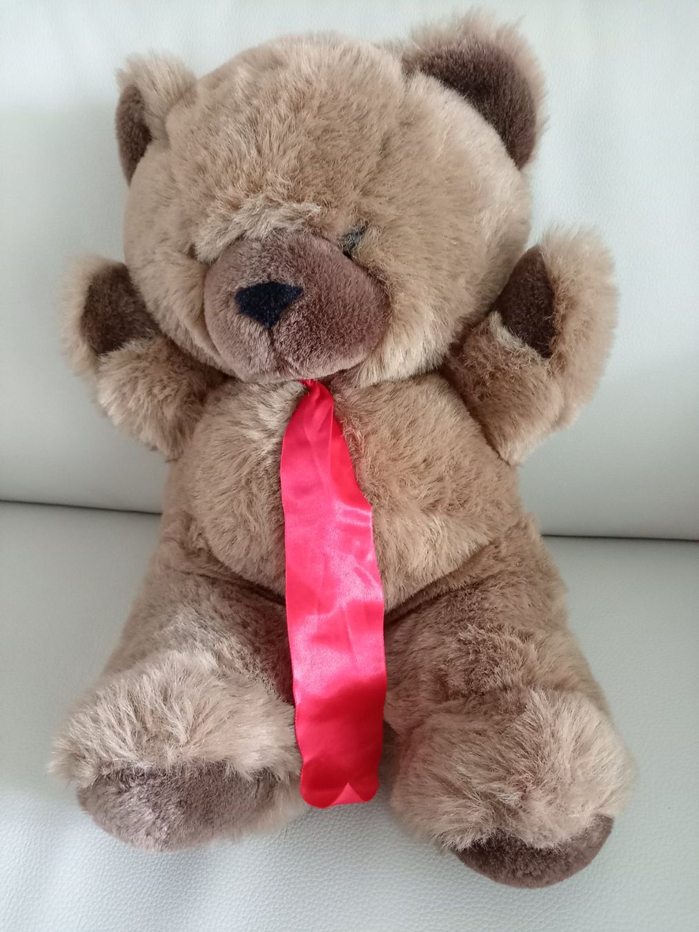 Spielzeuge: Teddy Bär, braun mit roter Krawatte. 55cm – Neu (gemäss Beschreibung) aus Goldach von Stricklinger