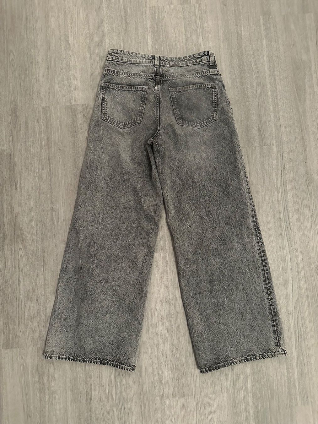 H&M Jeans: graue Wide Leg Jeans – Usato da Liestal venduto da Cliestal 2