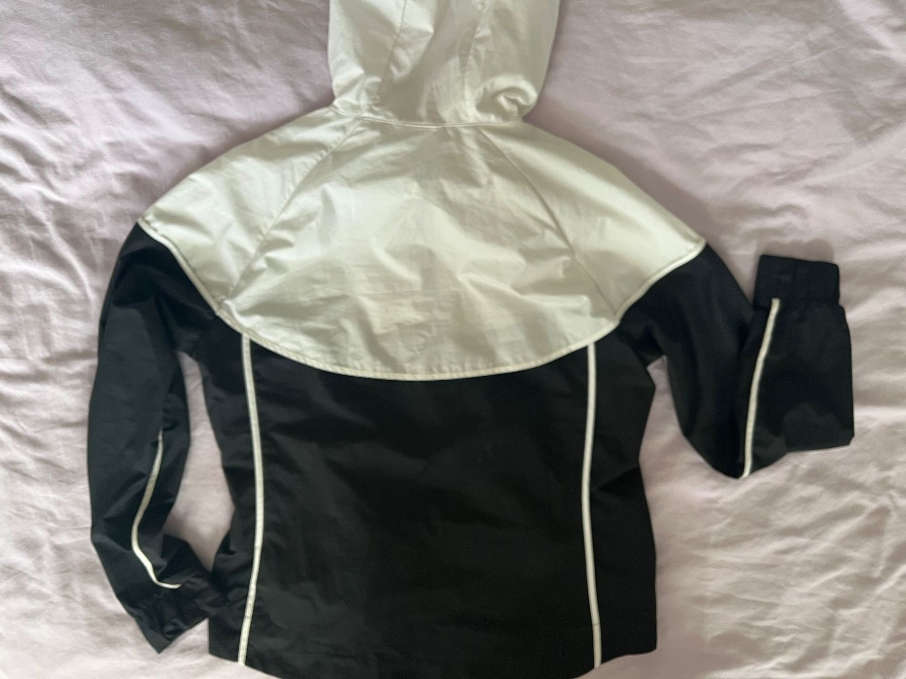 Nike Giacche: Veste coupe-vent Nike noir et blanc – Usato da Court venduto da Style_ambre 5