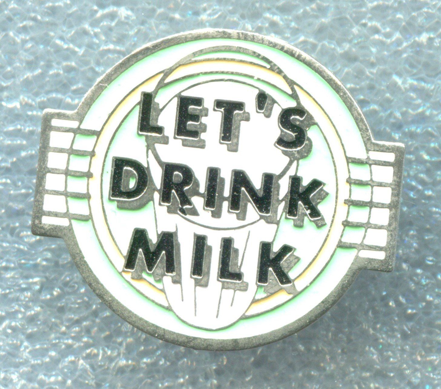 Placchette & Badge: LET'S  DRINK  MILK – Usato da Winterthur venduto da Sammleroase