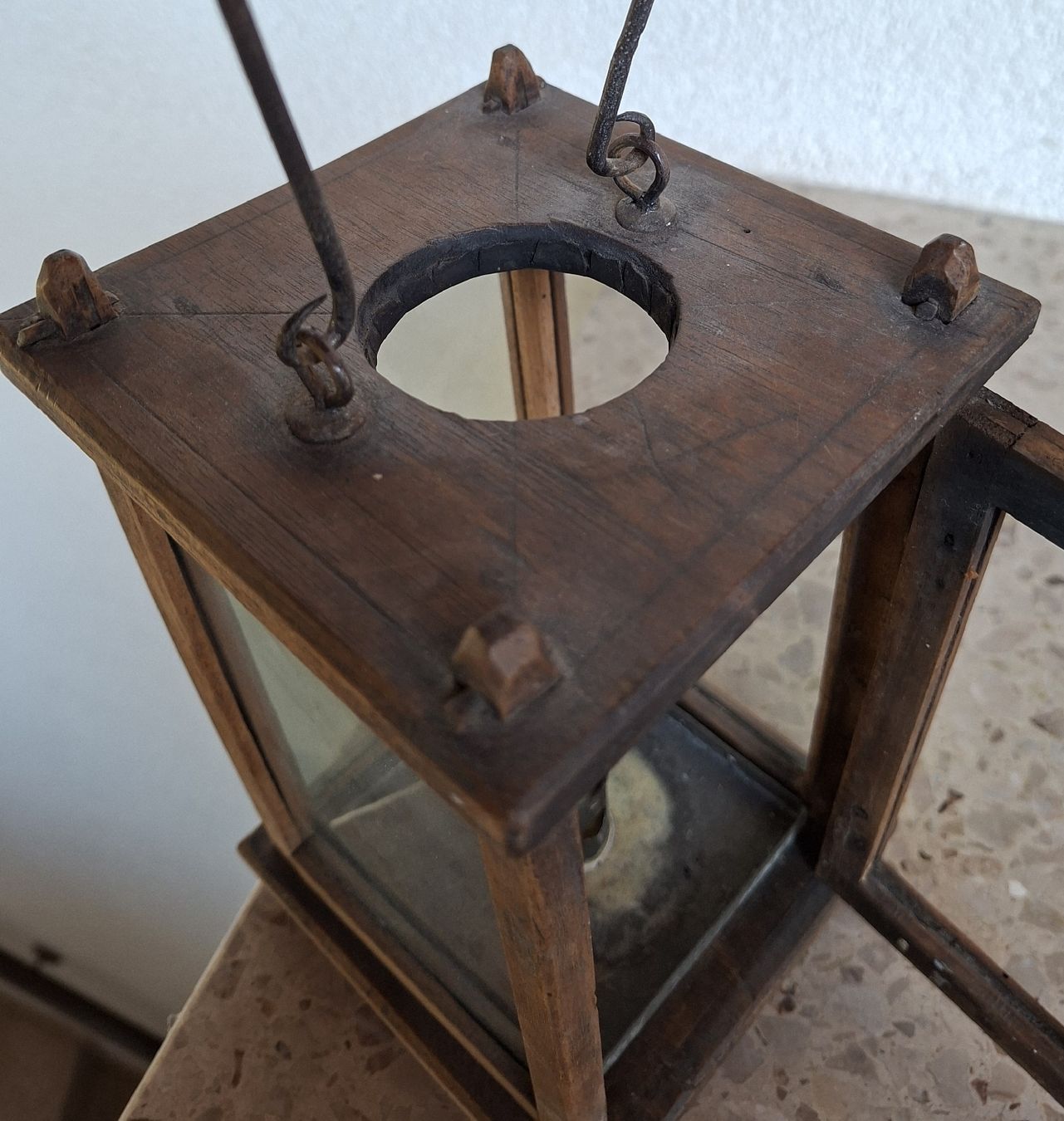 Lampes anciennes: Antike Kerzen-Laterne aus Holz. – D'occasion à Pfäffikon ZH par enderby01 1