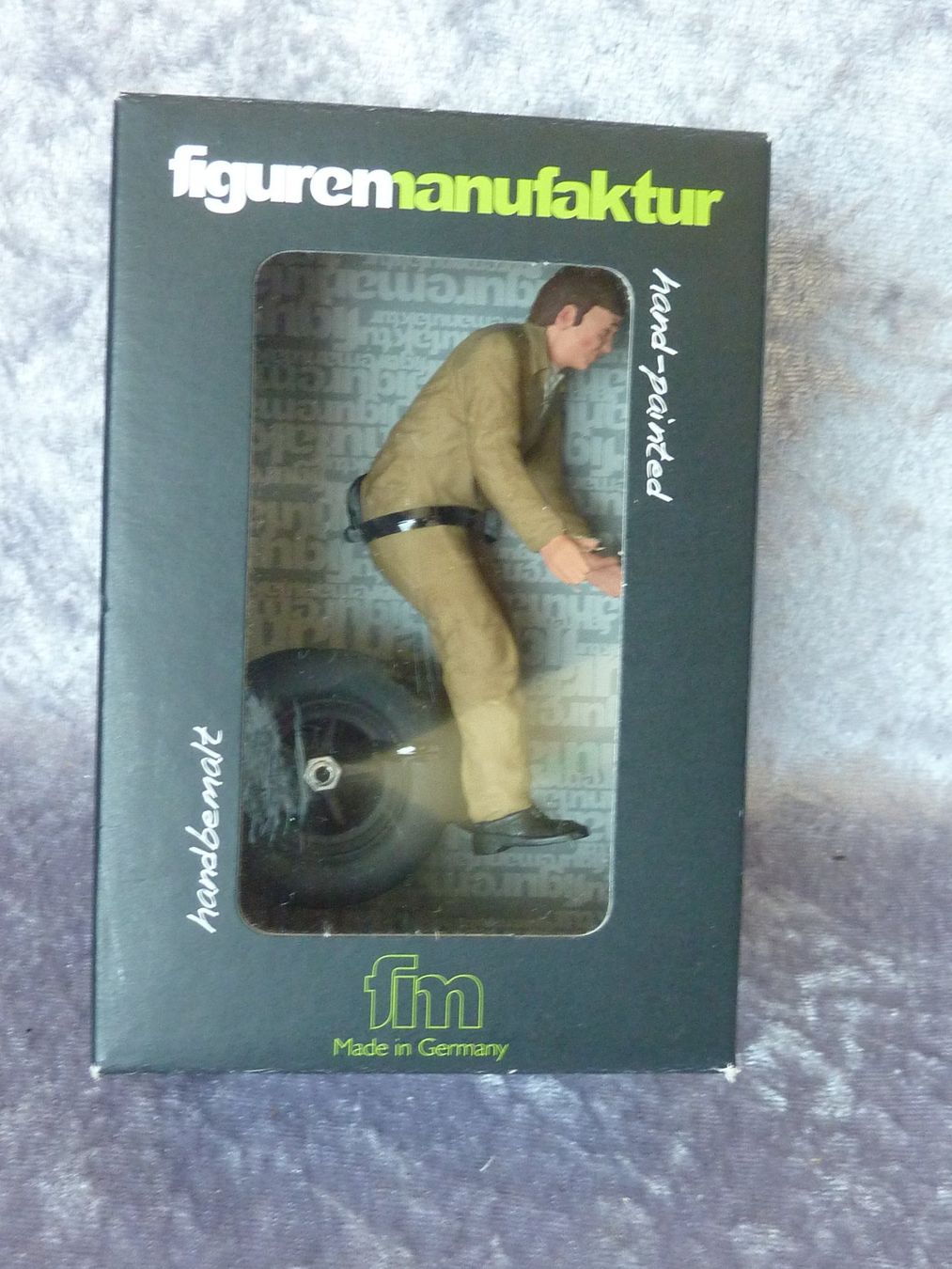 Modellini d'auto: Figur Mechaniker mit Rad 1:18 – Nuovo (secondo la descrizione) da Dürrenäsch venduto da modellautos4you 1