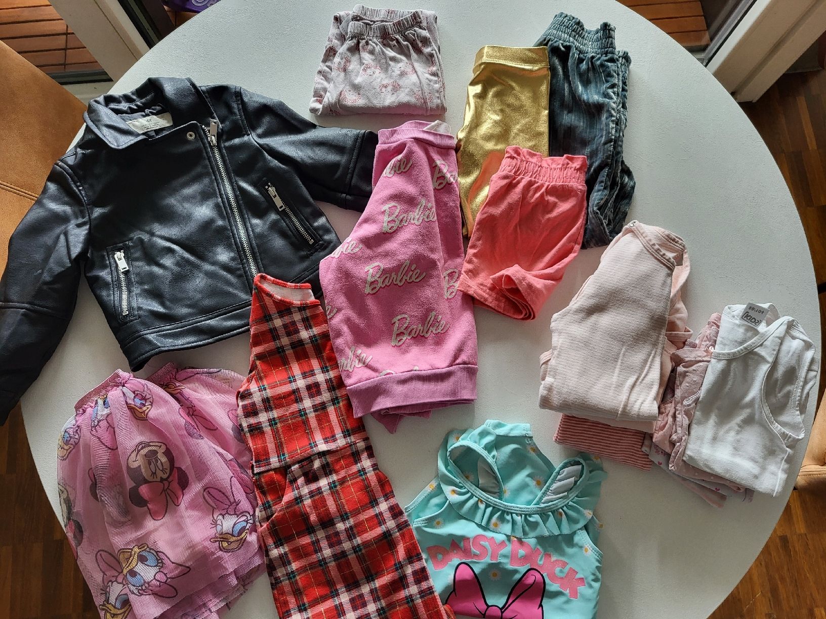 Lotti & Set di vestiti: Kinder Kleiderpaket Gr. 98/104 Mädchen  – Usato da Basel venduto da Ywana
