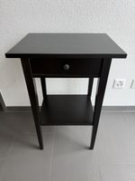 2 schwarze Nachttische mit Schublad