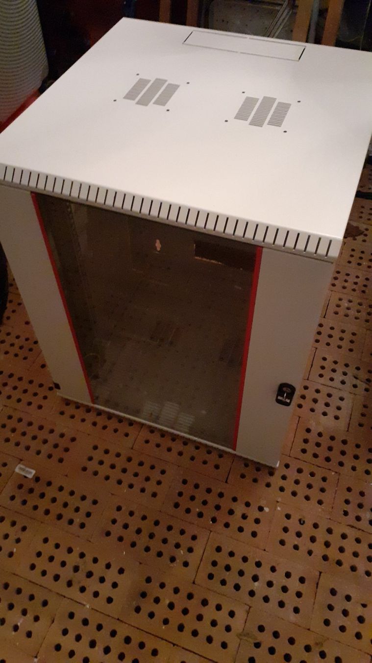 Racks & Ständer: Serverrack weiss Türe Glas – Neu (gemäss Beschreibung) aus Möhlin von Marderli