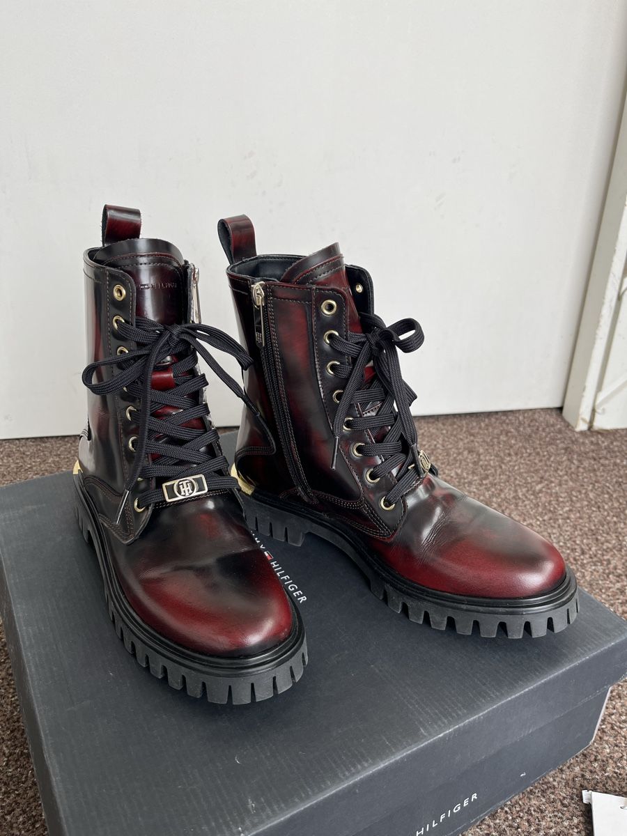 Tommy Hilfiger Damenschuhe: Polished Leather Boot Tommy Hilfiger Gr. 37 – Neu (gemäss Beschreibung) aus Unterägeri von Thomasli