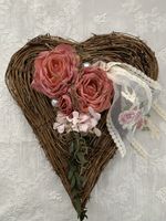Dekoration, Arrangement Herz mit Rosen