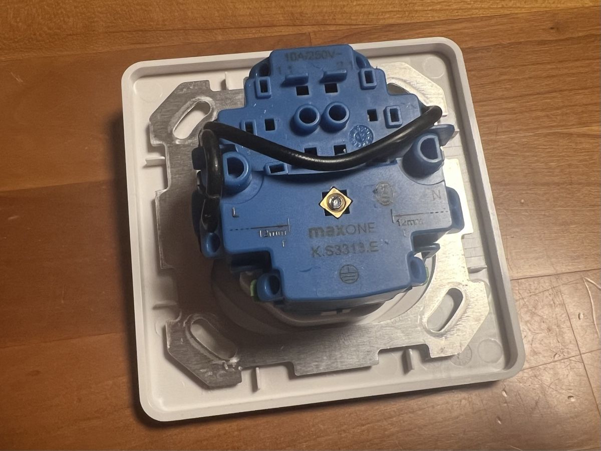 Interruttori: Max Hauri MaxONE Doppel-Druckschalter + Steckdose Typ 13 – Nuovo (secondo la descrizione) da Giubiasco venduto da telecaster0041 1