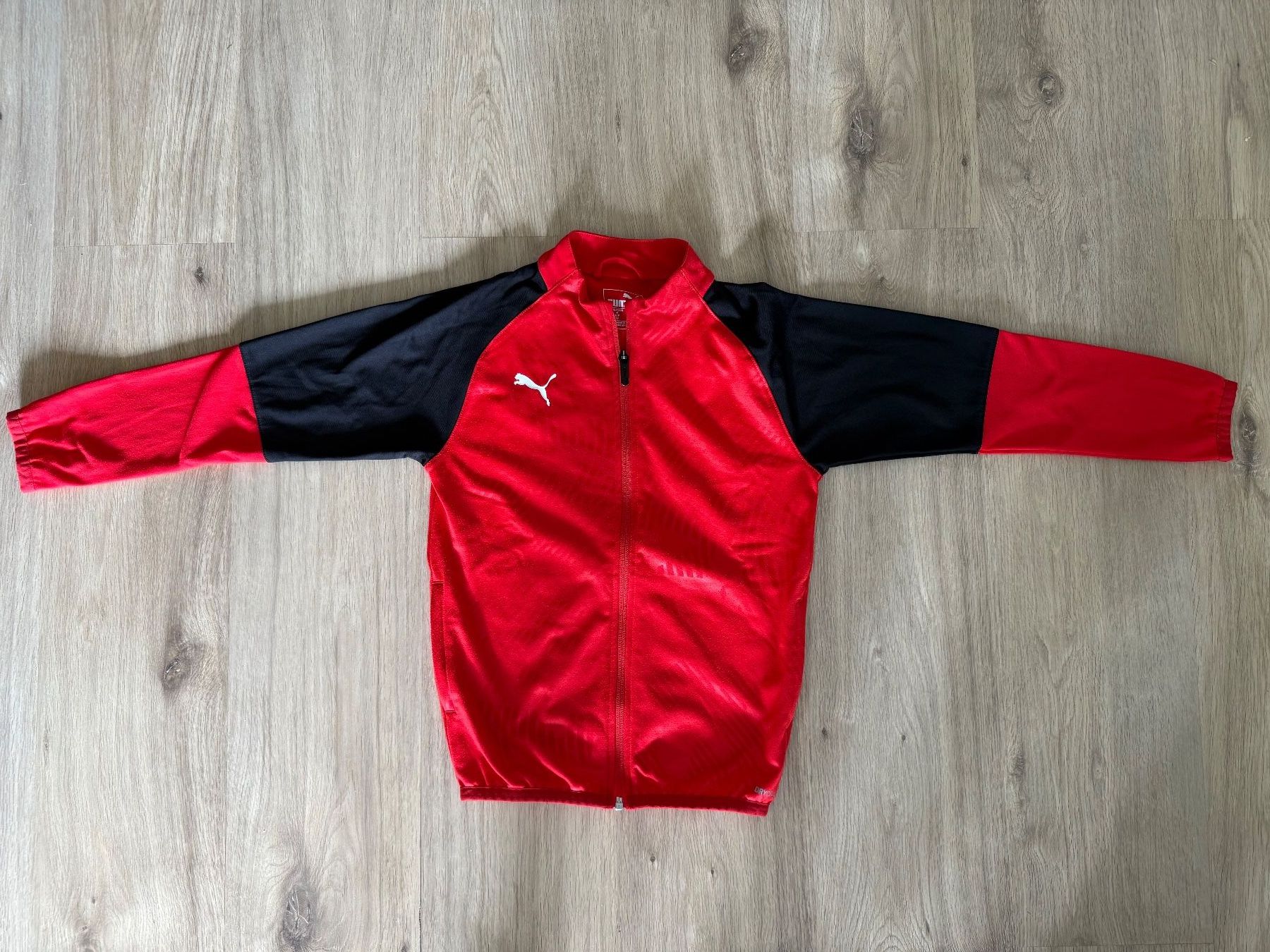 Giacche: Schwarz-rote Puma Trainerjacke Grösse 140 – Usato da Oberburg venduto da Serbus