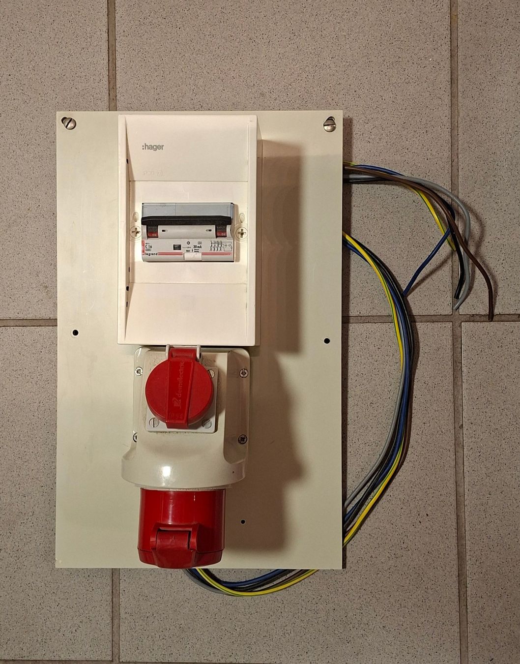 Alimentazione elettrica: Elektrounterverteilung mit CEE Steckdose gebraucht – Usato da Hinwil venduto da Rado56