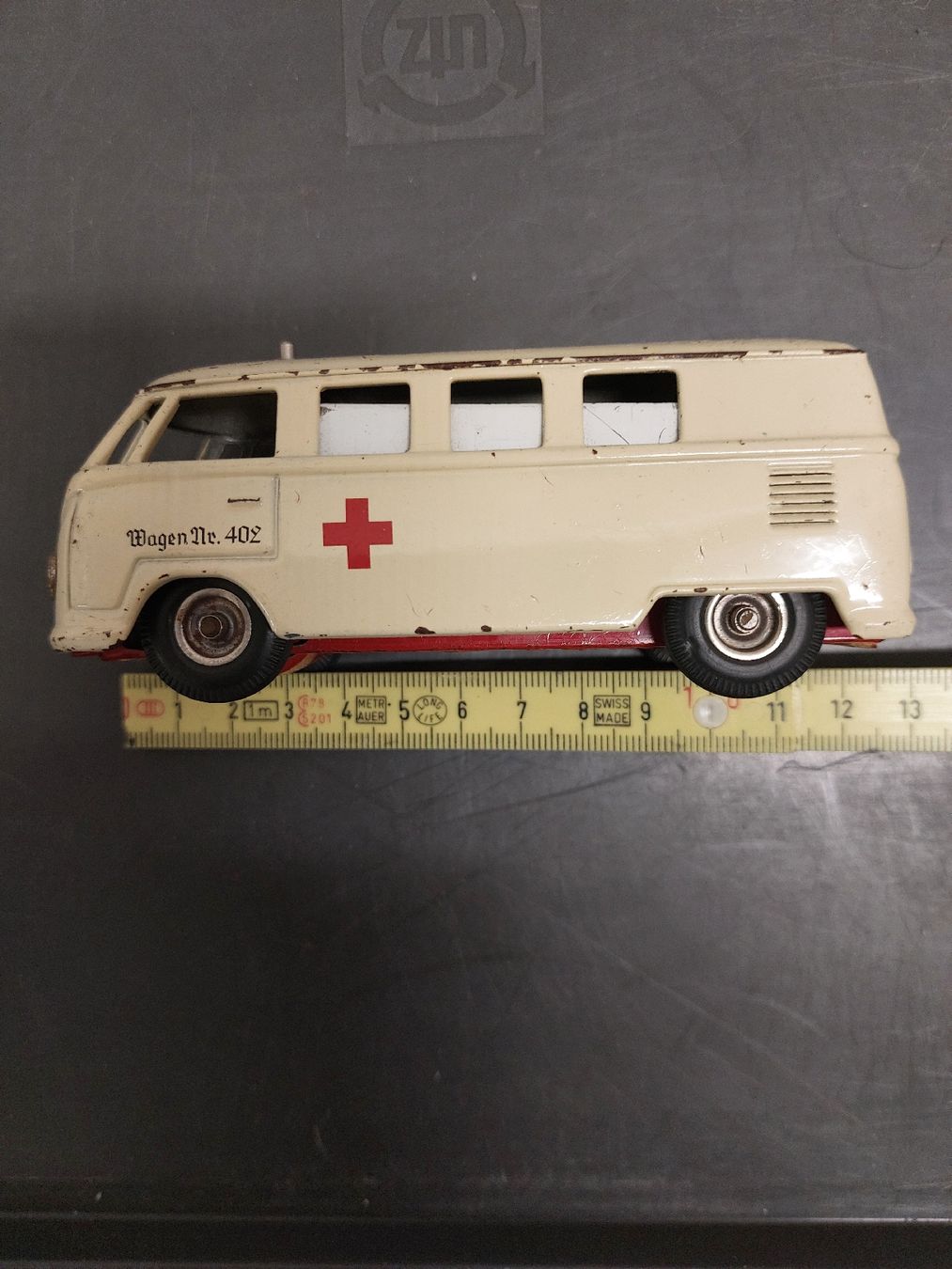 Volkswagen Modellini d'auto: VW Bus T1 Spitalauto Modell – Usato da Uster venduto da Gery8