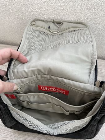 Praktische Kappa Kulturtasche für die Reise, Schwarz
