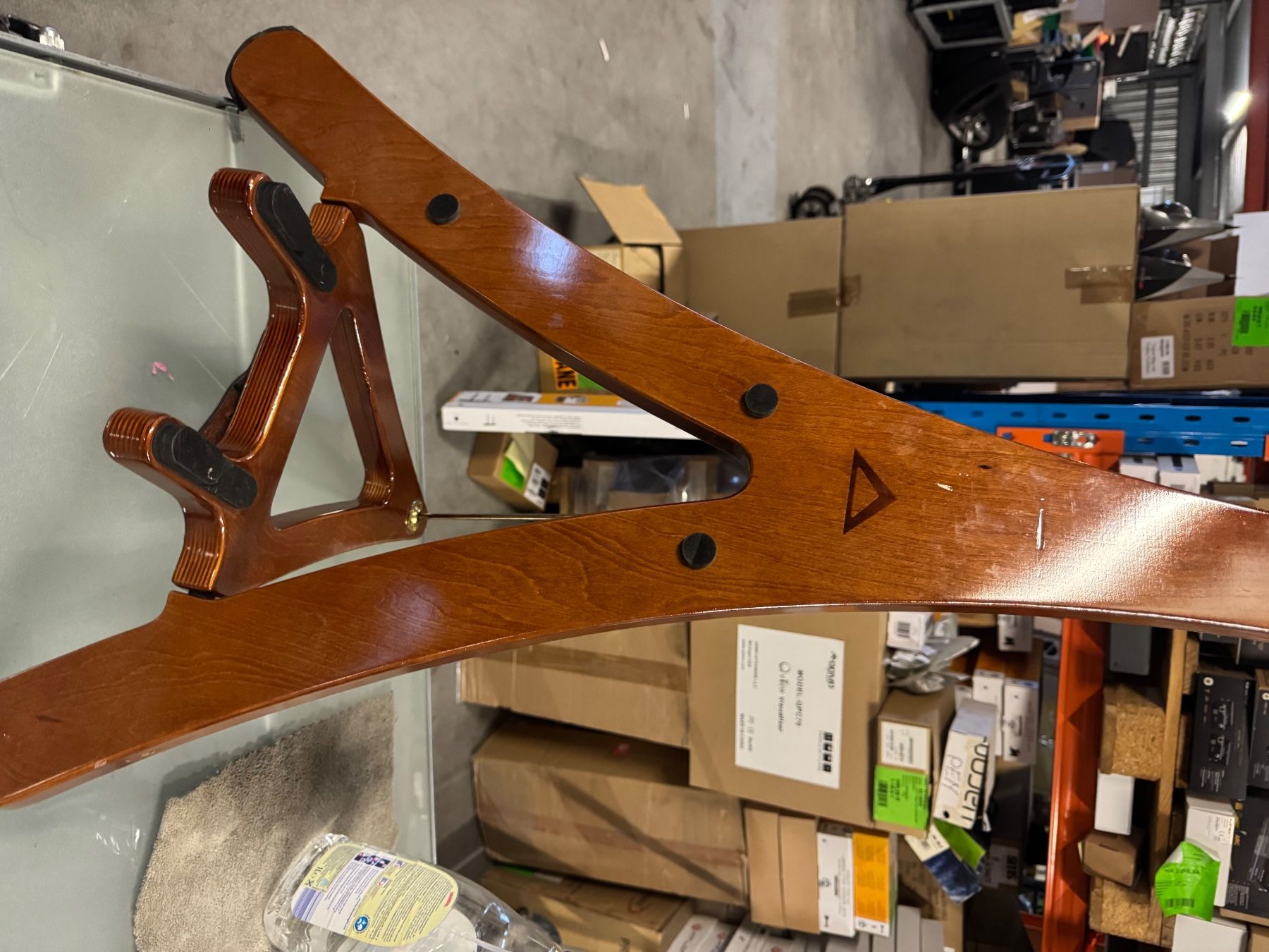 Supporti per strumenti musicali & leggii: Edler Holz Gitarrenständer Massiv – Usato da Eiken venduto da Skylight 1