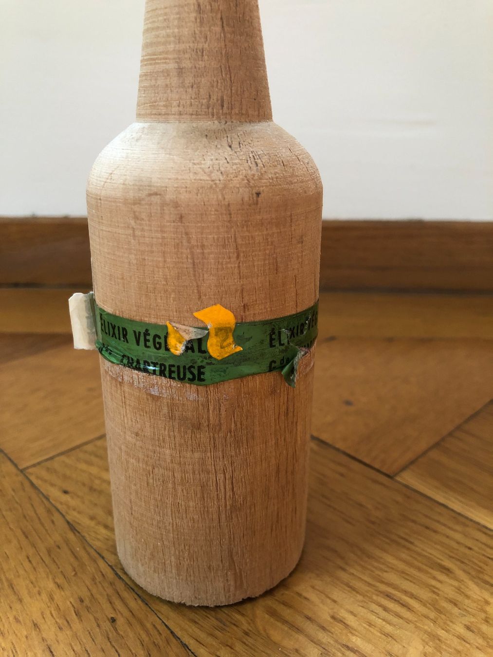 Accessori da laboratorio: Antikes Chartreuse Elixir Végétal Holzfläschchen mit Etikett – Usato da Basel venduto da raresbares 1