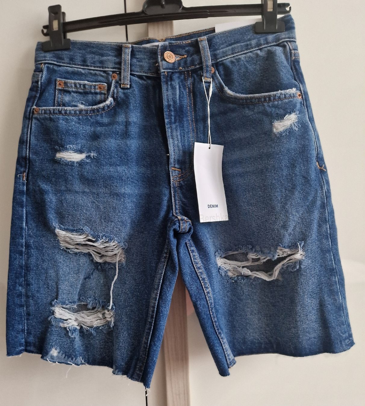 Bershka Pantaloni: Kurze Jeans Bershka. Neu – Nuovo e nell'imballaggio originale da Arbedo venduto da Gyn