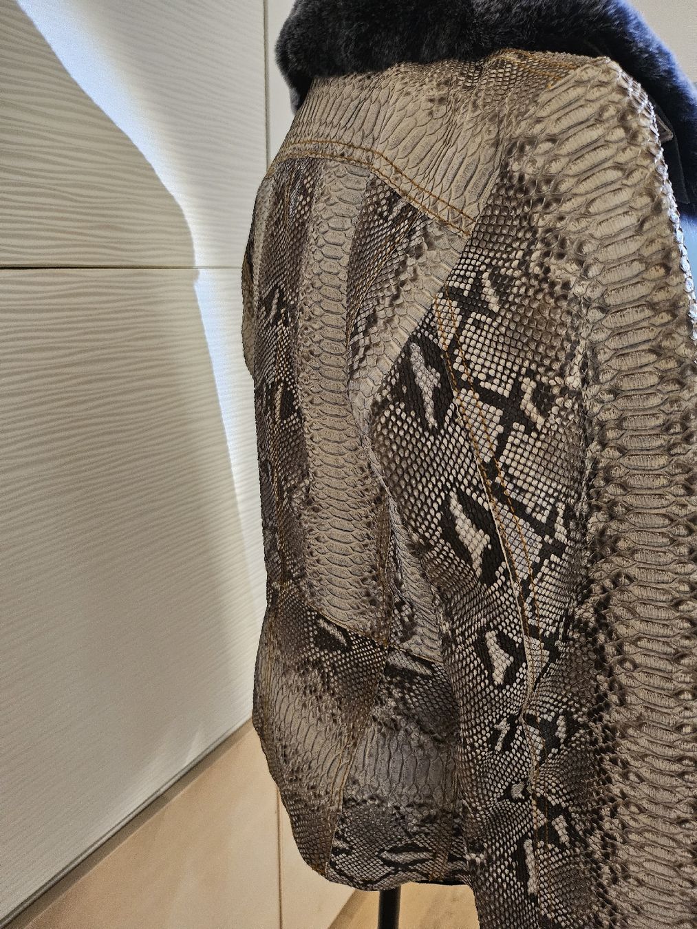 Jacken: Veste femme, cuir python et furure chinchila. M – Neu (gemäss Beschreibung) aus Rotkreuz von SiSi-13 6