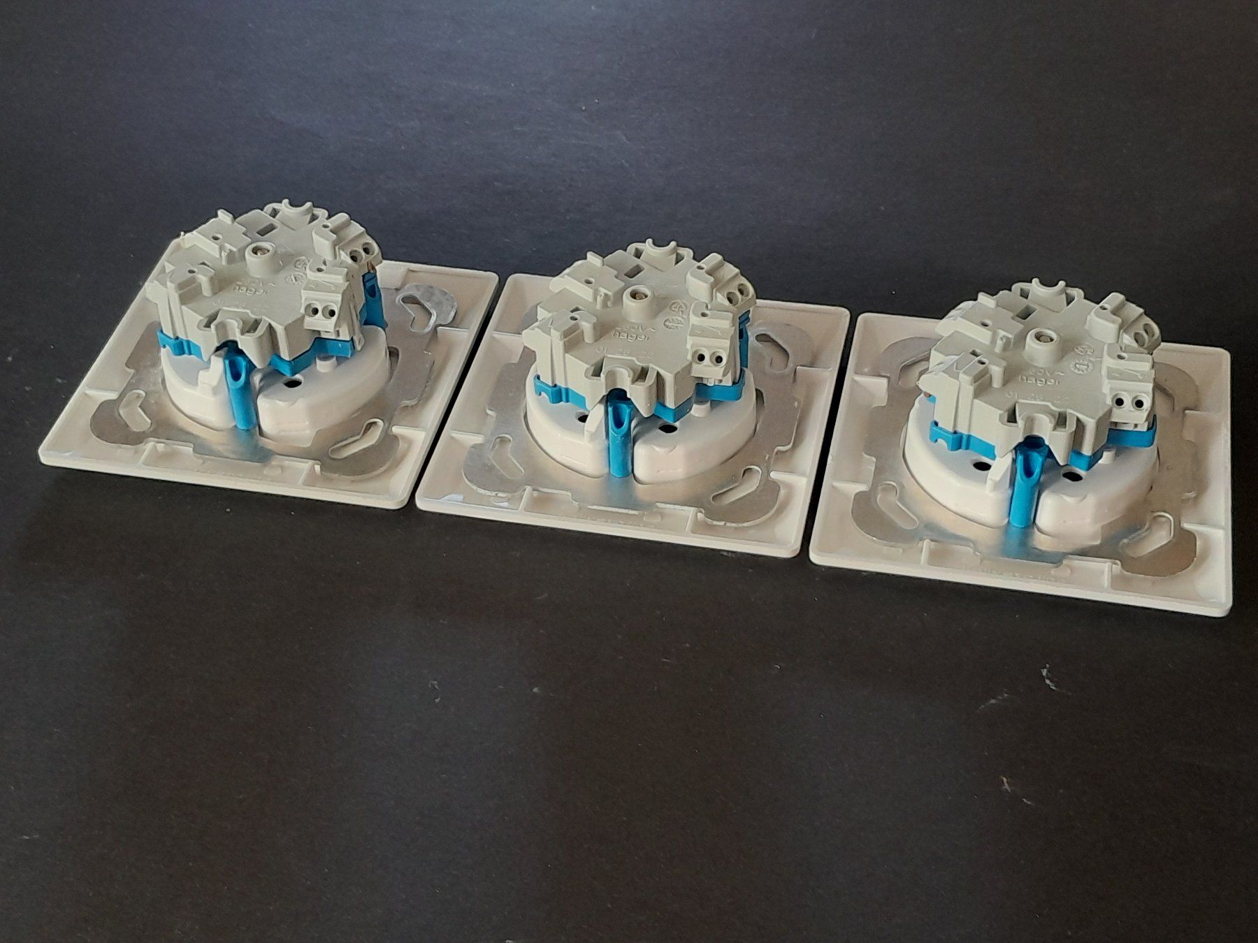 Hager Spine: Hager kallysto.line Steckdosen 3xT13, 3 Stk. – Usato da Zürich venduto da raphahello 3