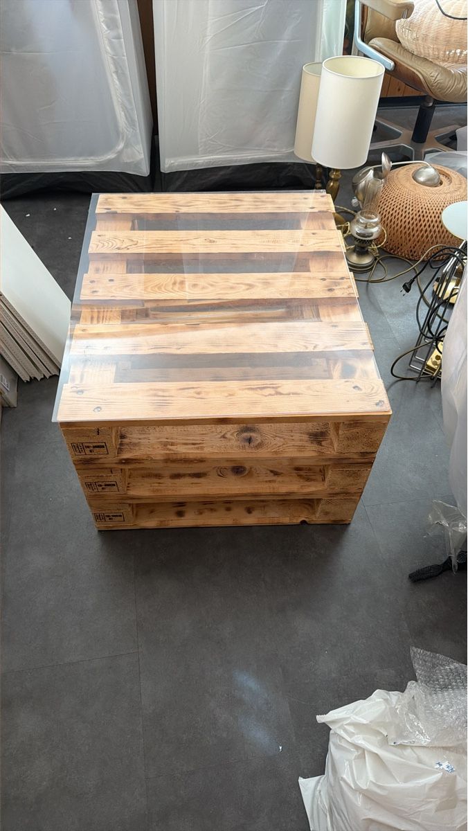 Tische: Paletten Couchtisch mit Plexiglass – Neu (gemäss Beschreibung) aus Küsnacht ZH von ElenaT20