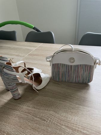 Elegantes Set: Leder Handtasche & High Heels im Streifenlook