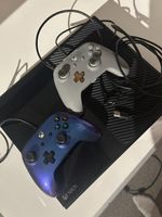 Xbox One Konsole mit 2 Controllern und Spielen