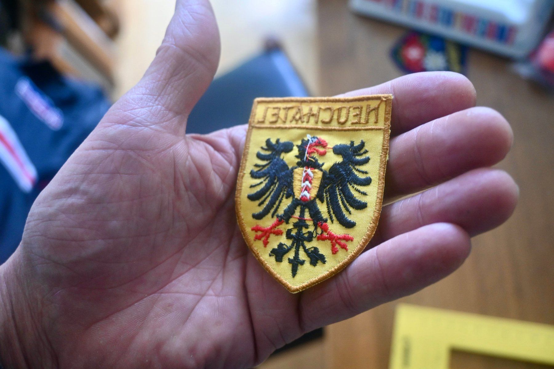 Swiss Placchette & Badge: WAPPEN Neuchatel PATCH badge AUFNÄHER gross – Usato da Pfaffhausen venduto da mono_rec 5