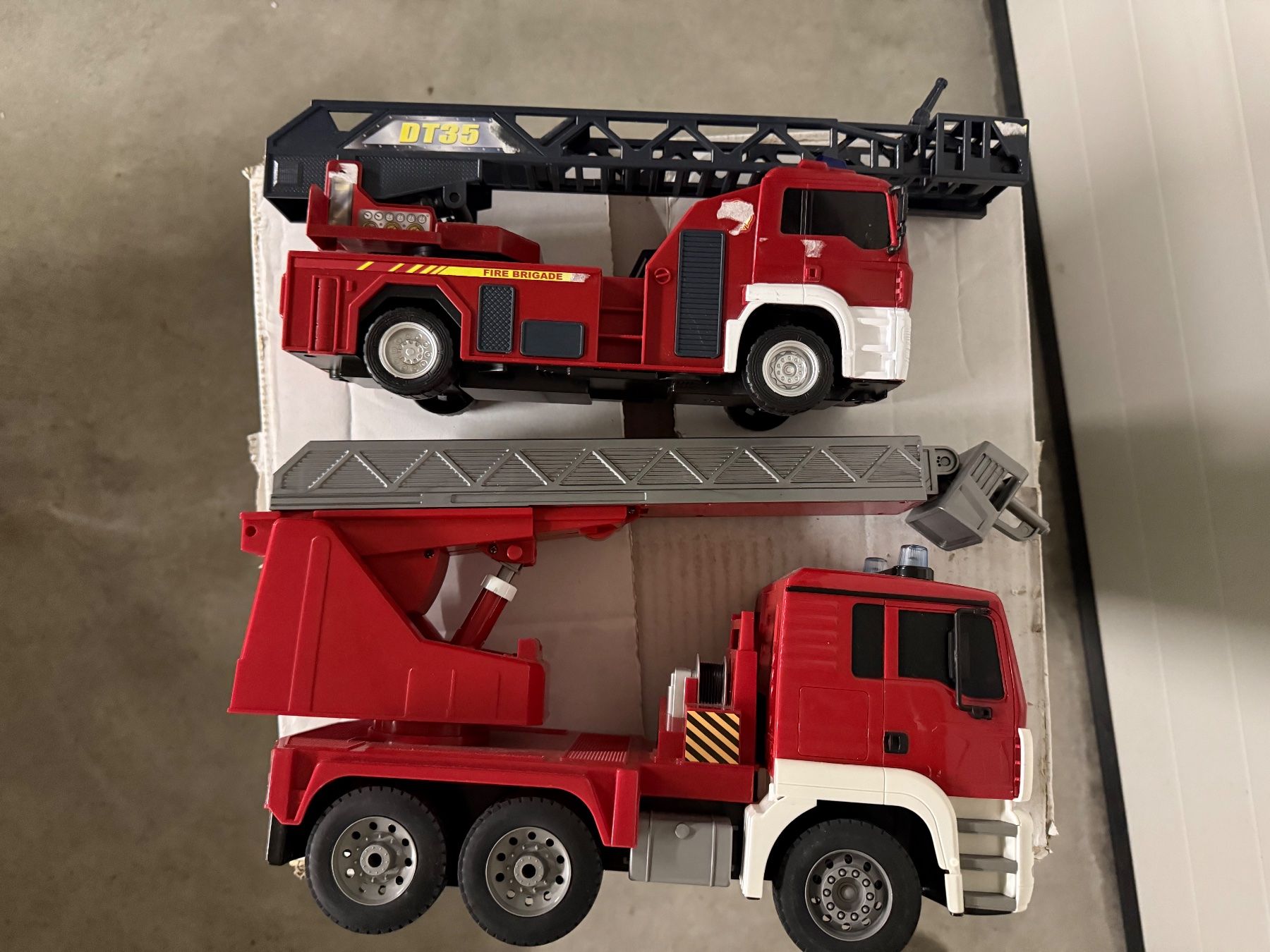 Spielzeuge: zwei Feuerwehrwagen – Gebraucht aus Richterswil von Radious 2
