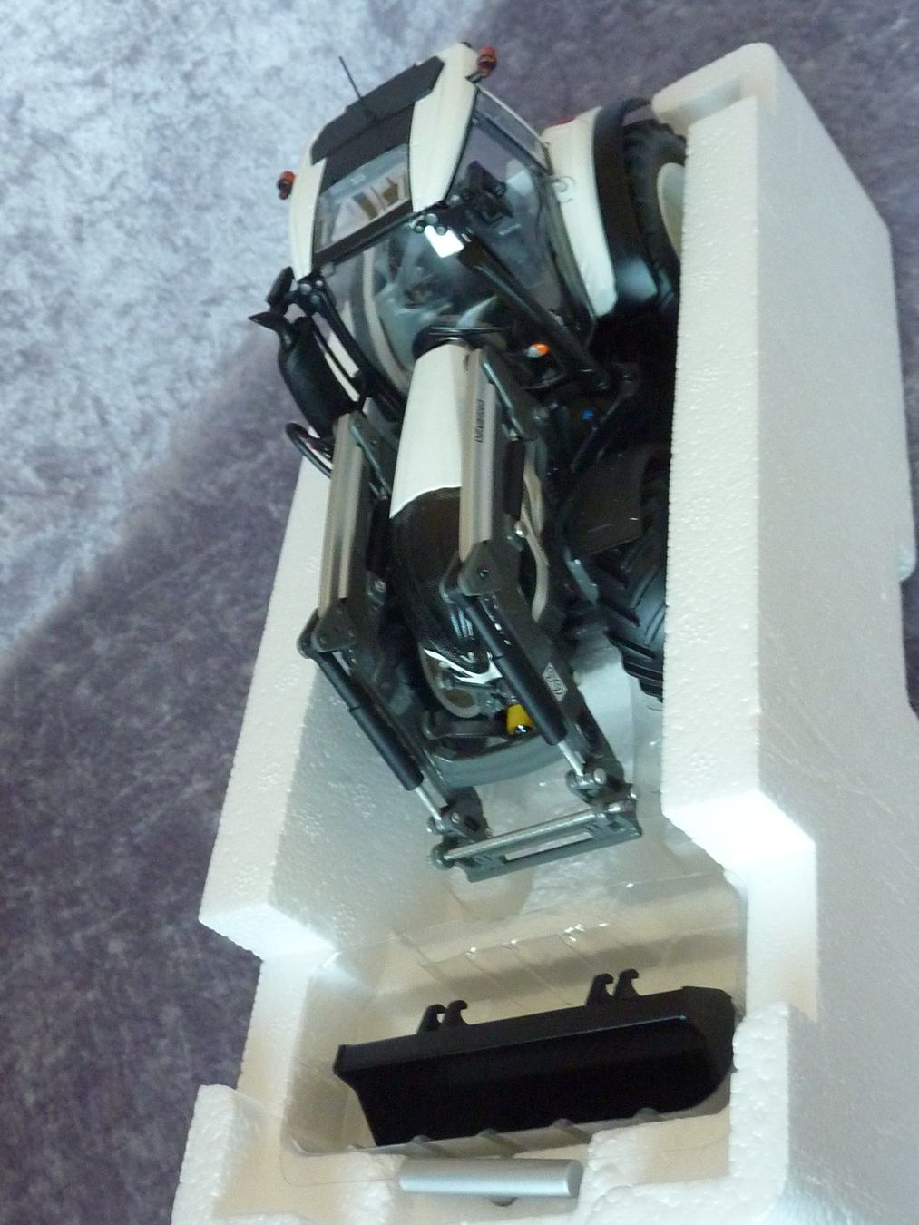 Wiking Kit di modellismo & Modellini statici: Valtra T174 mit Frontlader 1:32 – Nuovo (secondo la descrizione) da Dürrenäsch venduto da modellautos4you 8