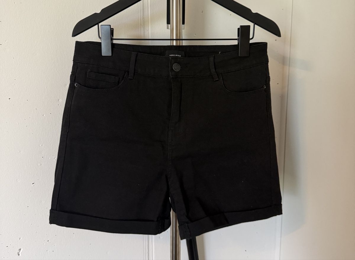 Vero Moda Jeans: Short noir Vero Moda taille L parfait été – Neu und originalverpackt aus Sion von bar_r96b