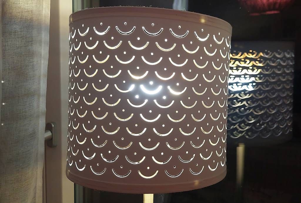 Lampen: Stehlampe mit weiß/goldenen Schirm – Gebraucht aus Münchenstein von Alicia_Michelle 1