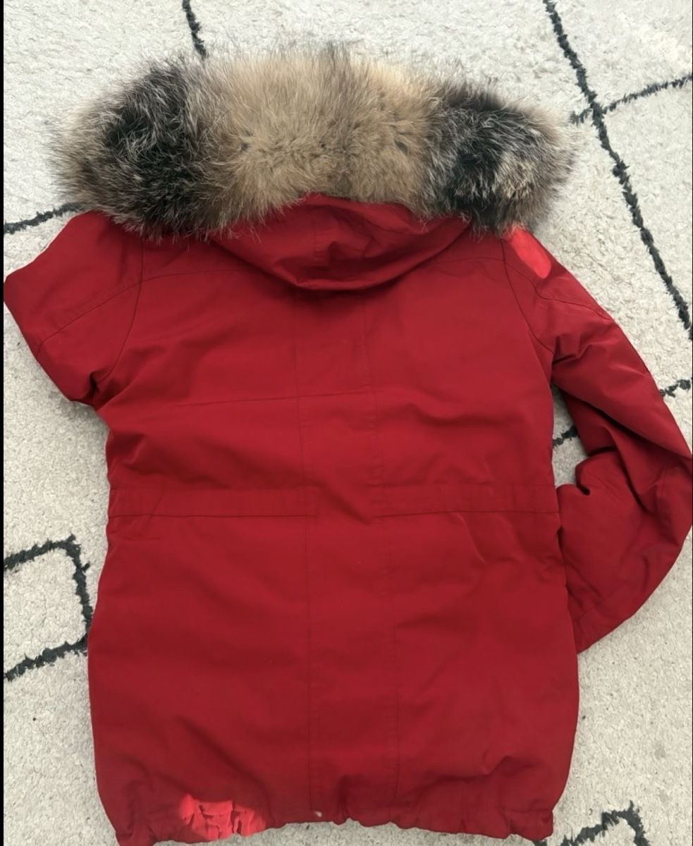 Moncler Jacken: Moncler Red Winterjacke mit Pelzkappe, Größe 1 – Gebraucht aus Zollikerberg von Chita440 1