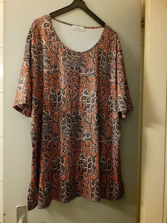 Damen T-Shirt mit Muster Grösse 46 guter Zustand Neuwertig