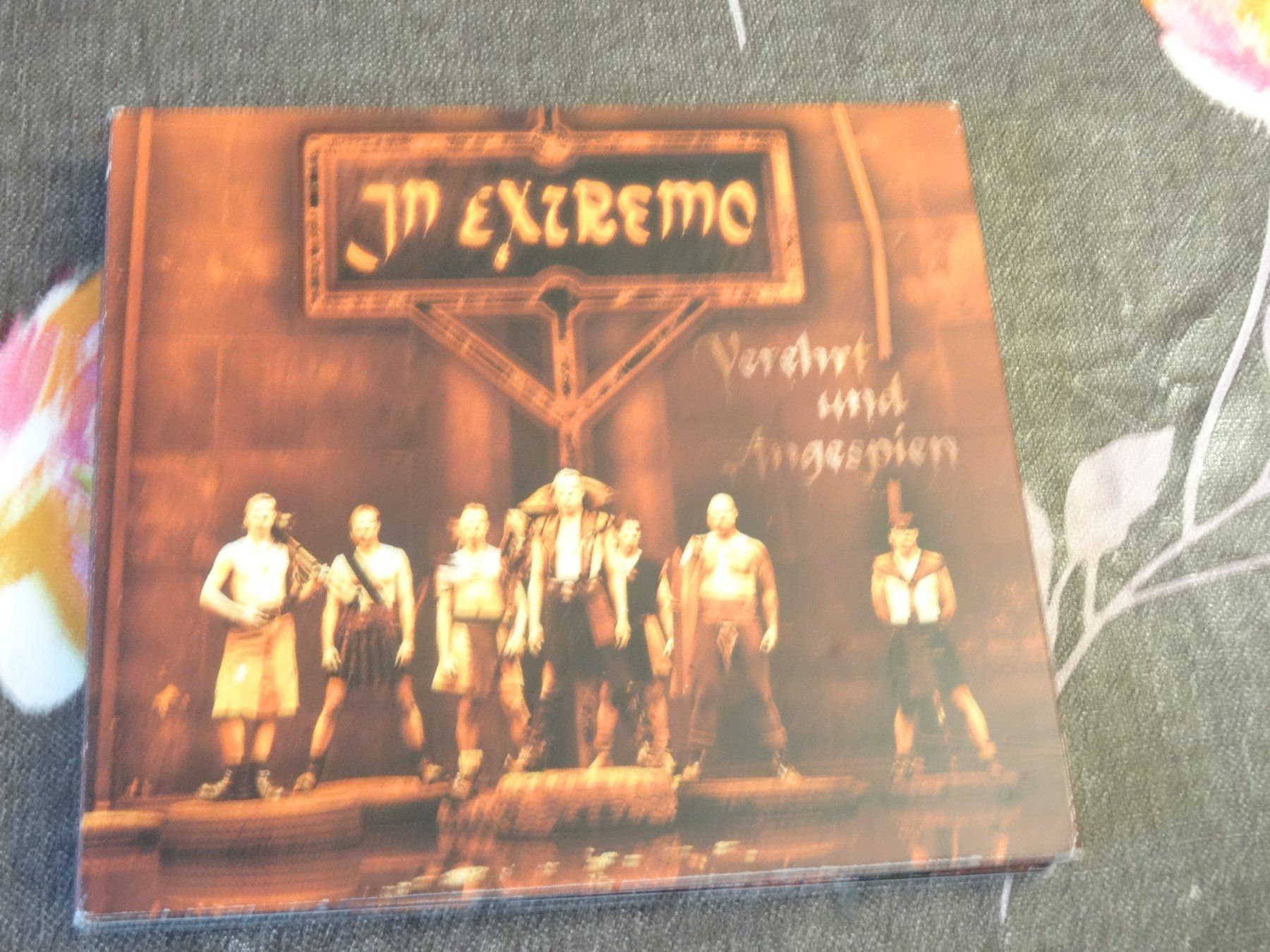 CDs: In Extremo - Verehrt und Angespien CD – Gebraucht aus Olten von Disc-Ausverkauf