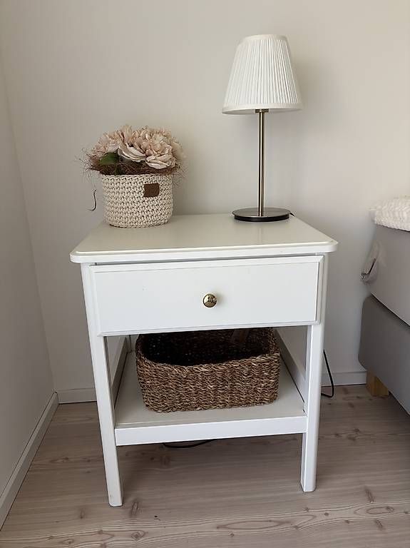 Nachttische: Nachttisch/ Ablagetisch weiss Tyssedal Ikea – Gebraucht aus Dagmersellen von sim_n826