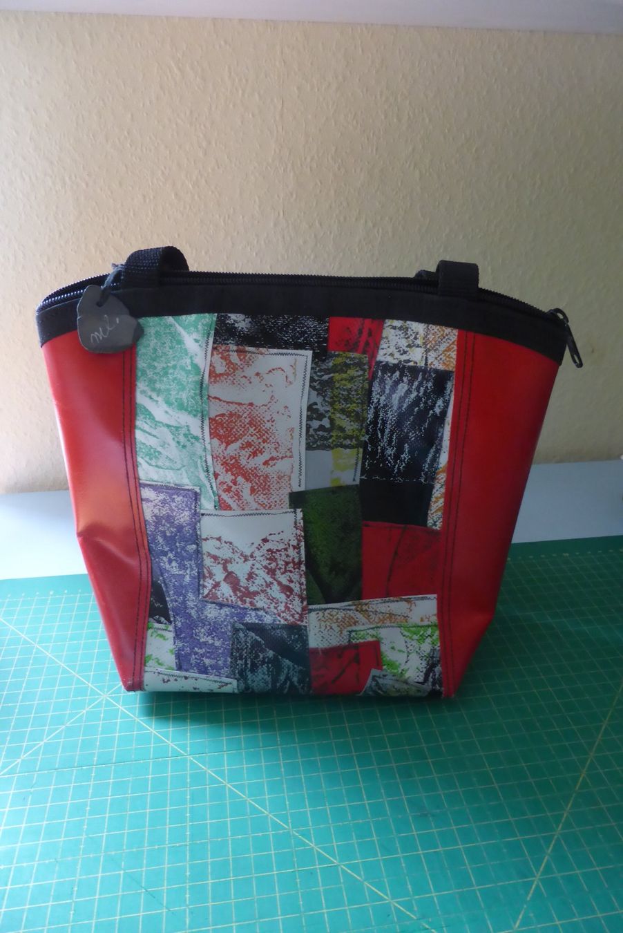 Borse da donna: Maja Lörtscher - Design Schultertasche in Schiefer Patchwork – Usato da Brunnadern venduto da vapiano 1