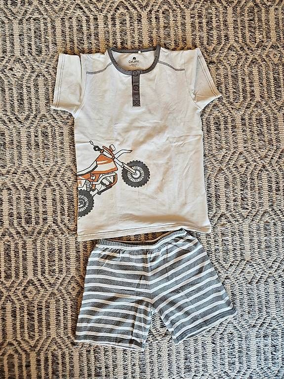 Lotti & Set di vestiti: Jungen Kleiderpaket, Grösse 128 – Usato da Nussbaumen AG venduto da Ralix 1