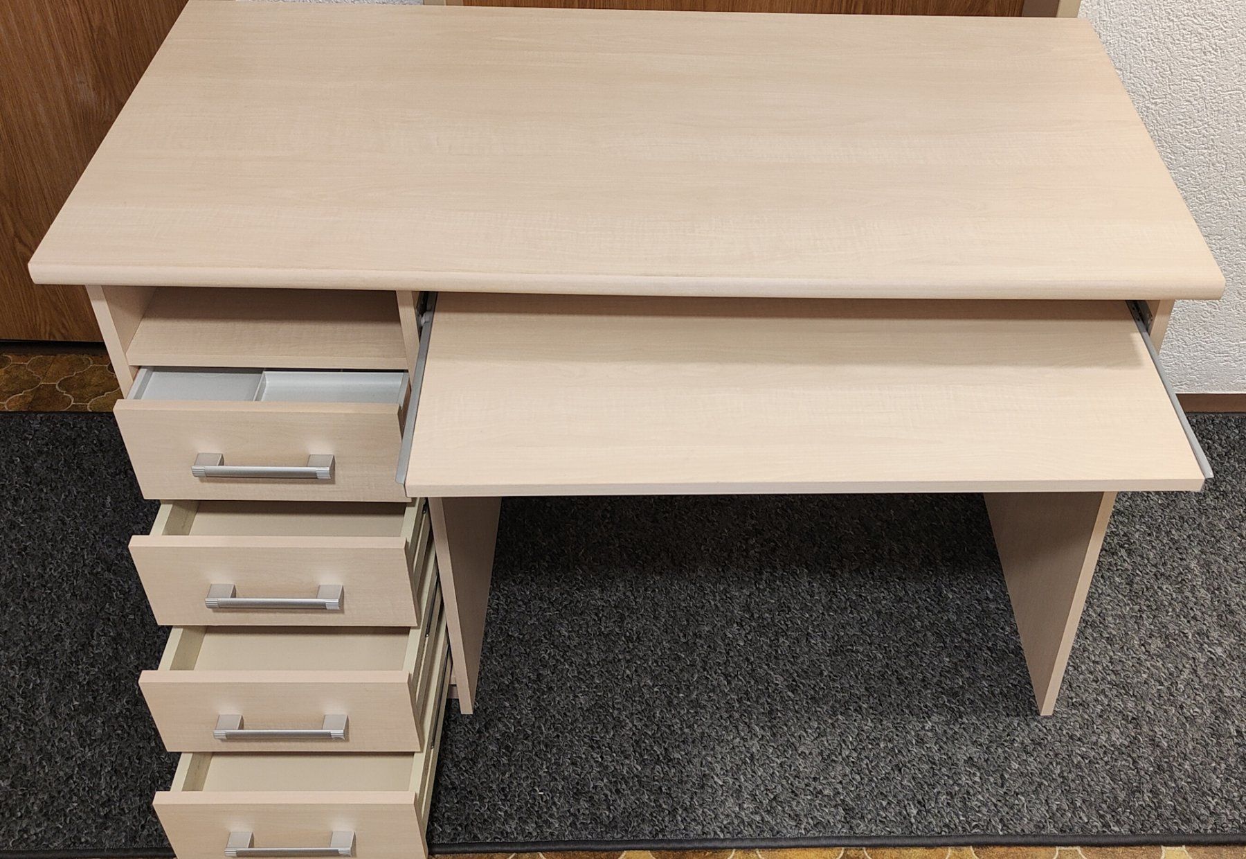 Scrivanie: Neuwertiges Computer-Pult mit Tastaturablage – Usato da Winterthur venduto da Xebal 1