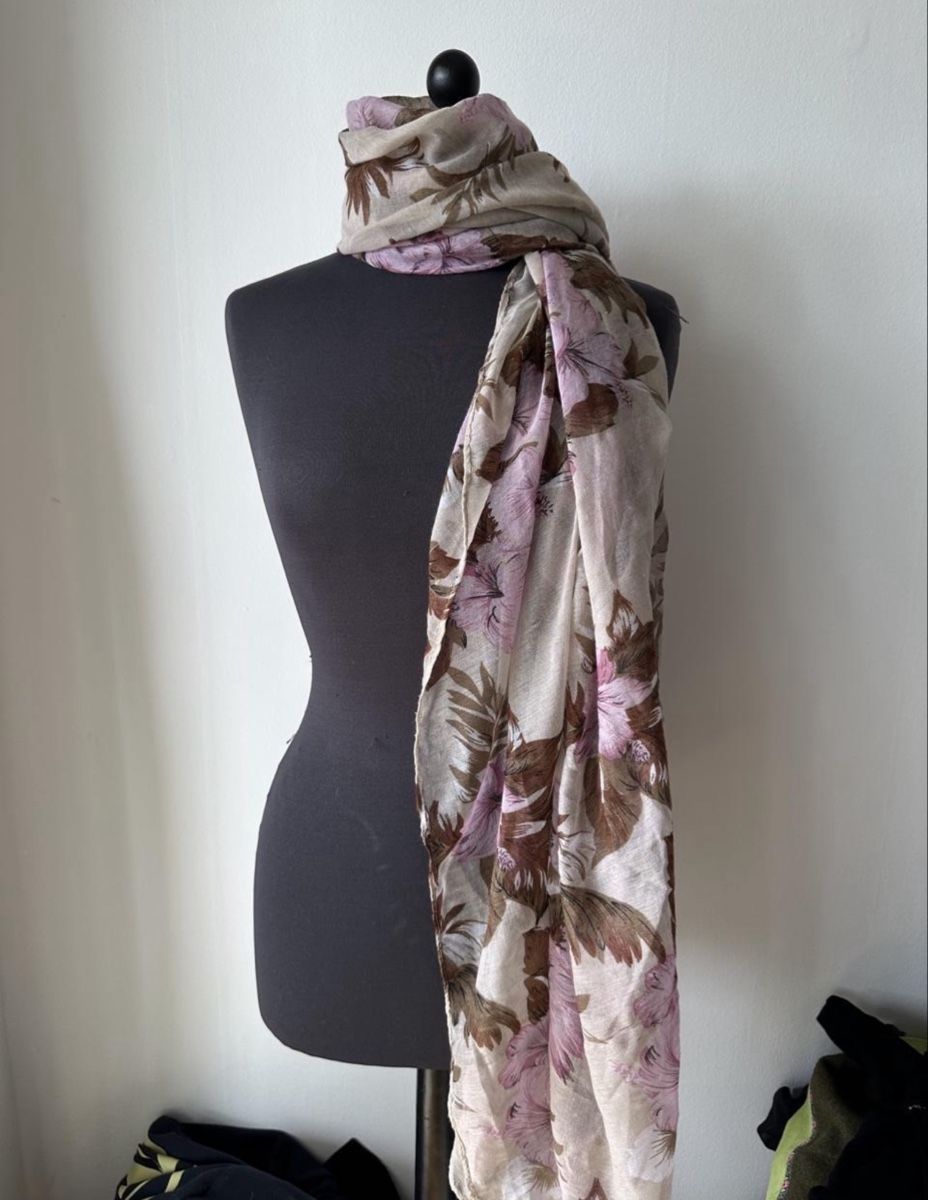 Foulards, Tücher & Schals: Schal mit Blumenmuster – Neu (gemäss Beschreibung) aus Wohlen AG von jes_9c79 1