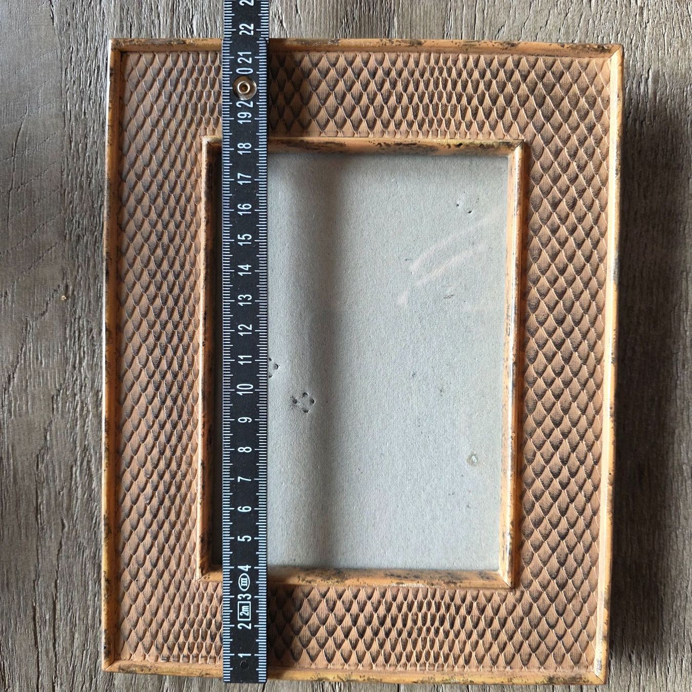 Bilderrahmen: 🐸 BILDERRAHMEN ALT HOLZ MIT RELIEF WUNDERSCHÖNES MUSTER – Gebraucht aus Môtier (Vully) von Frogs 9