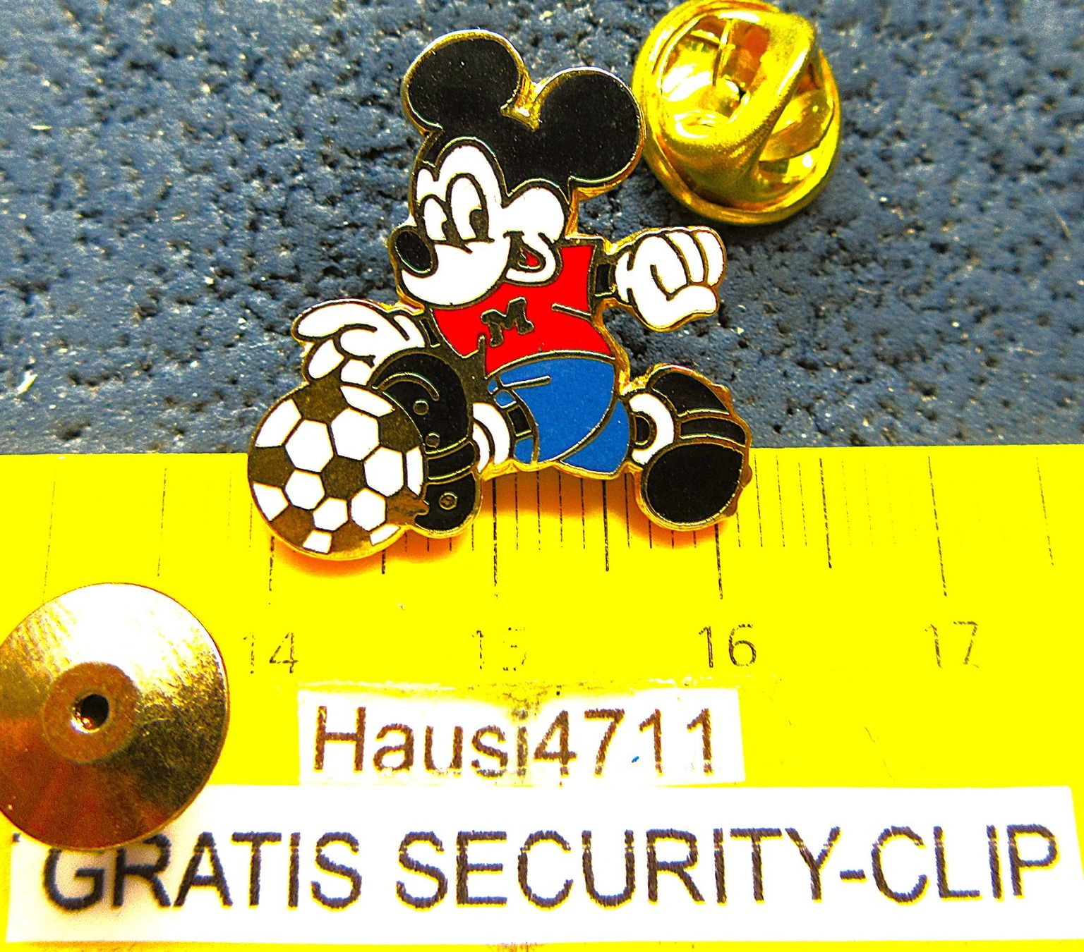 Disney Placchette & Badge: FUSSBALL MICKEY MOUSE AM BALL DISNEY ORIGINAL PIN SECURITY-C – Usato da Ettingen venduto da Hausi4711