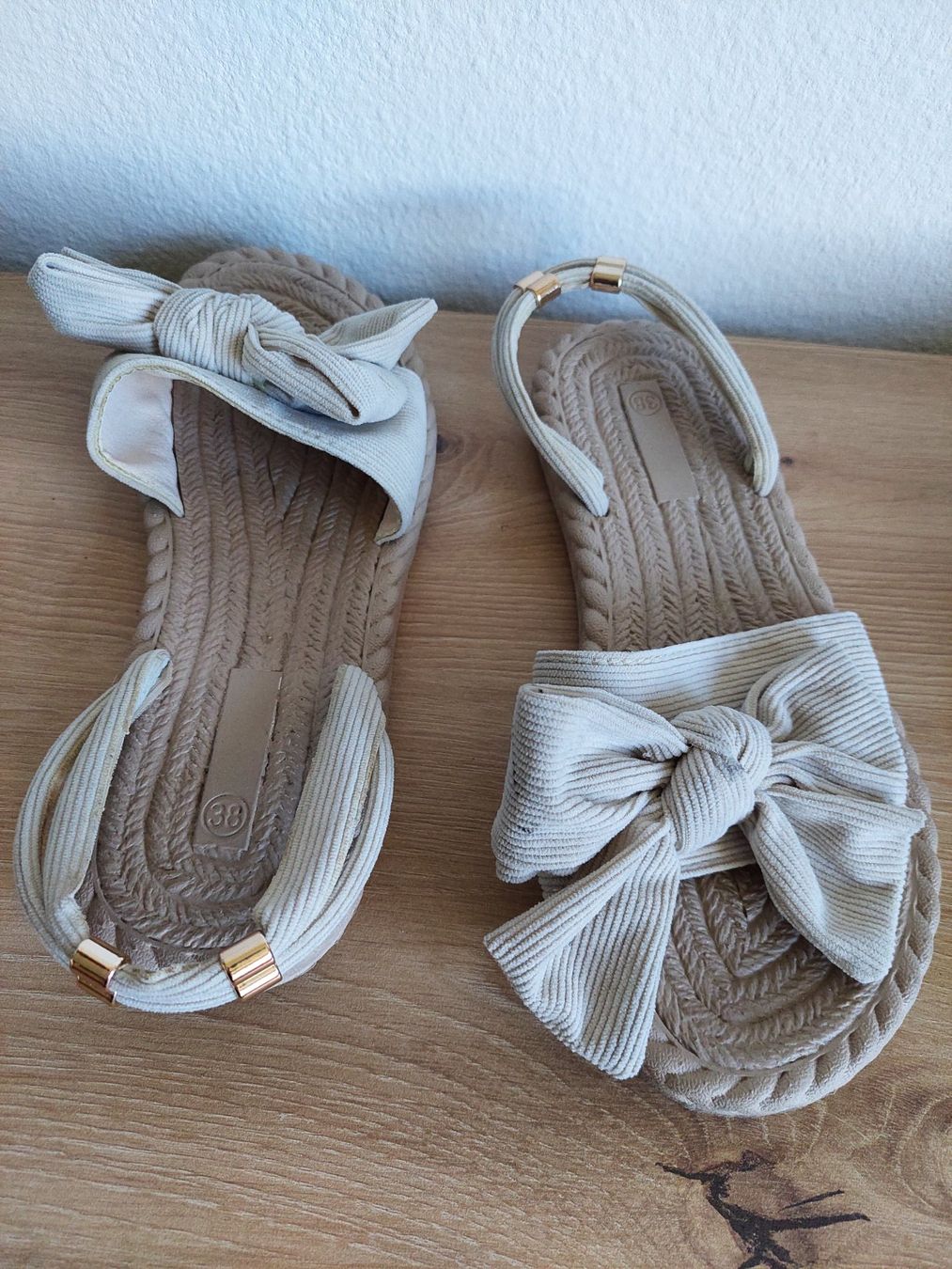 Scarpe da donna: BEIGE SANDALEN GR. 38 – Usato da Münchenstein venduto da Strupfi 2