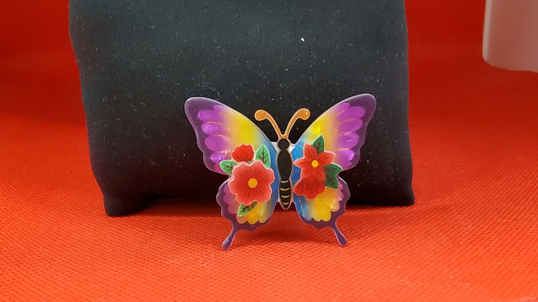 Broschen & Nadeln: Brosche Schmetterling bunt mit Blumen neuwertig 5cm – Neu (gemäss Beschreibung) aus Herisau von Nluanalucas