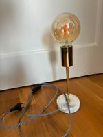 Moderne Tischlampe / Nachttischlampe mit Marmorsockel